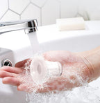 Filtre lavable de l'aspirateur à main rincé sous l'eau