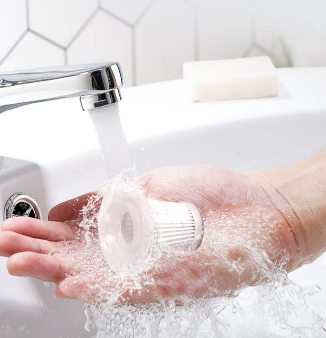 Filtre lavable de l'aspirateur à main rincé sous l'eau