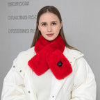 Femme portant l'écharpe chauffante rouge