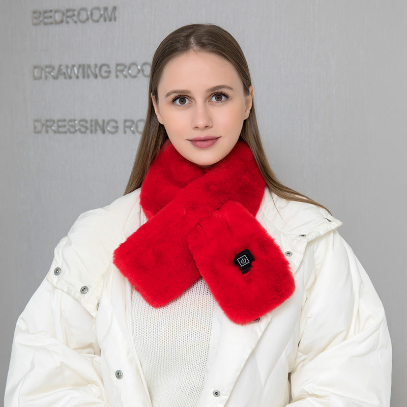 Femme portant l'écharpe chauffante rouge