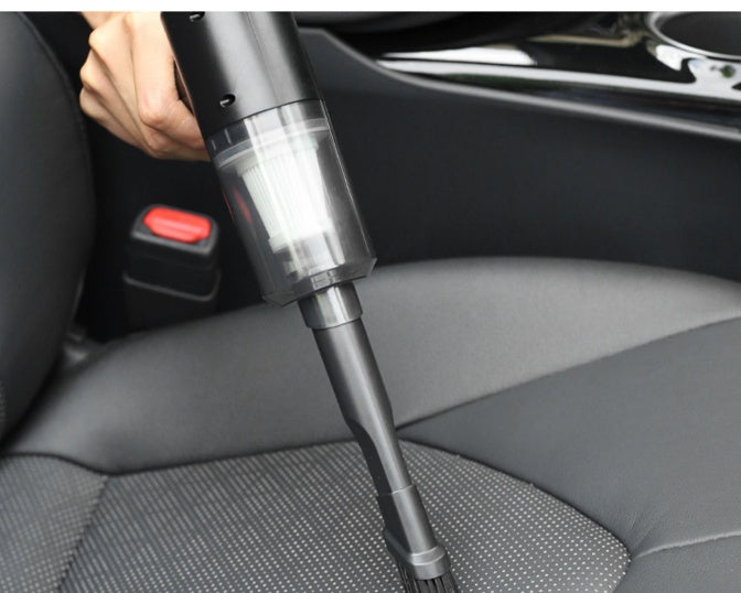Aspirateur à main utilisé sur un siège de voiture