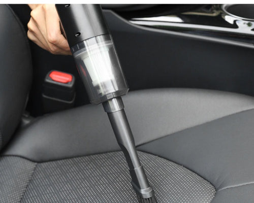 Aspirateur à main utilisé sur un siège de voiture