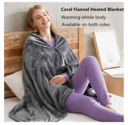 Plaid chauffant en polaire corail porté assise sur le lit