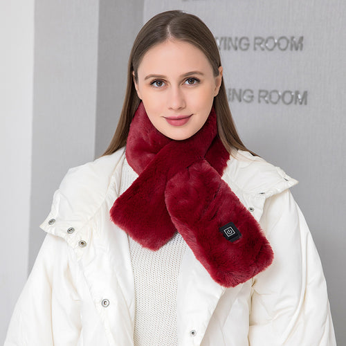 Femme portant l'écharpe chauffante bordeaux